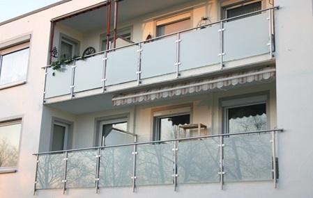 Geländer und Trennwände aus Edelstahl-Glaskombination Edelstahl-Glaskombination